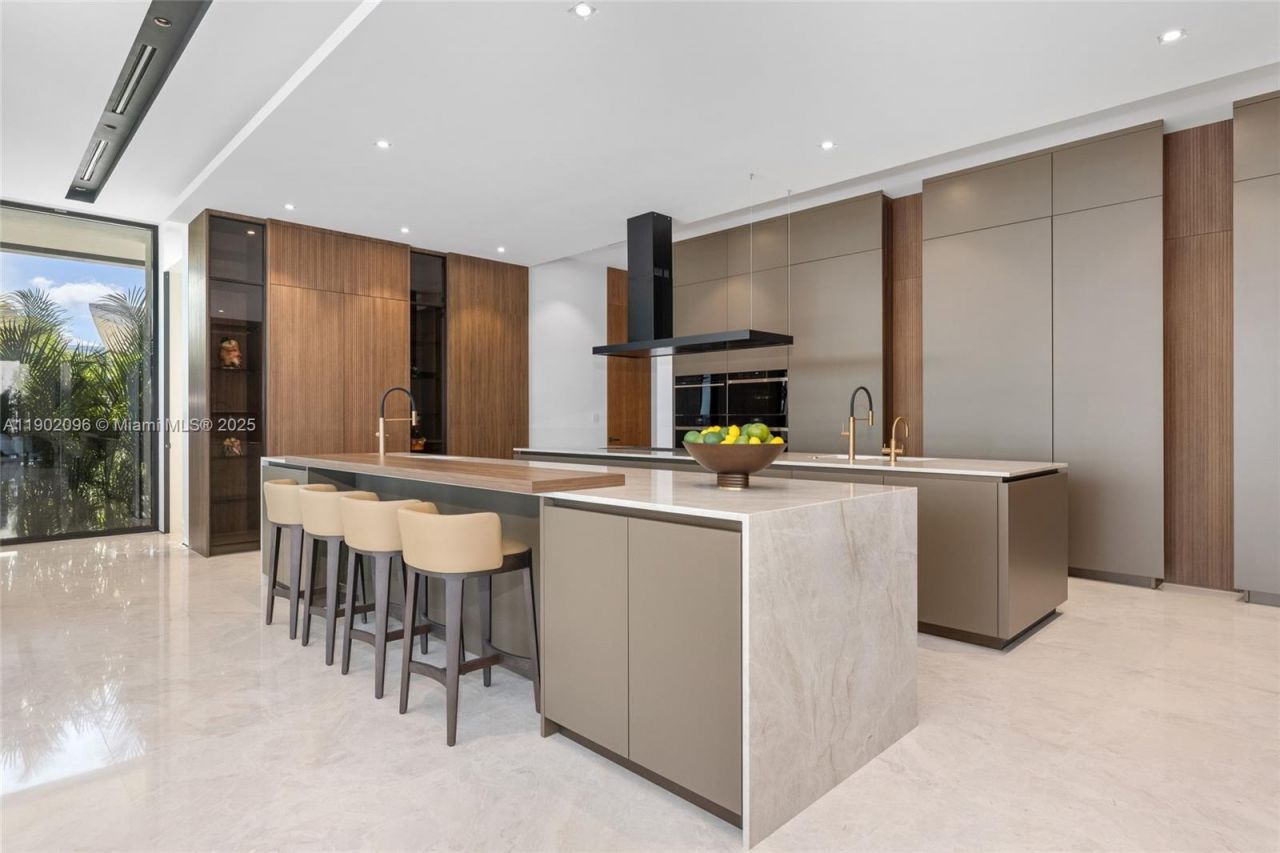 11404 N Bayshore Dr, North Miami, FL 33181 Photo