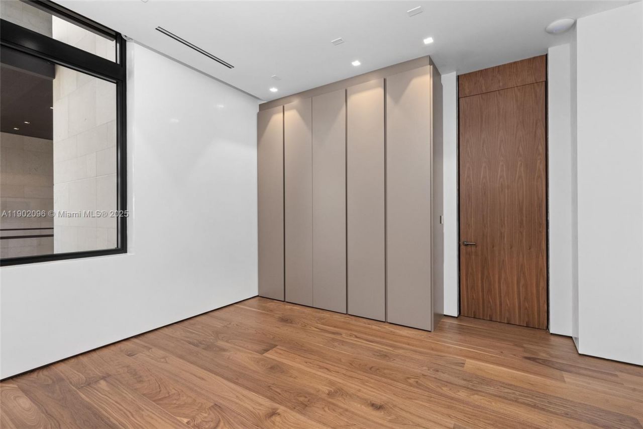 11404 N Bayshore Dr, North Miami, FL 33181 Photo