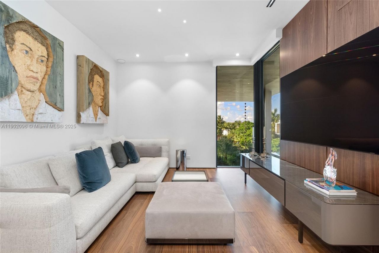 11404 N Bayshore Dr, North Miami, FL 33181 Photo