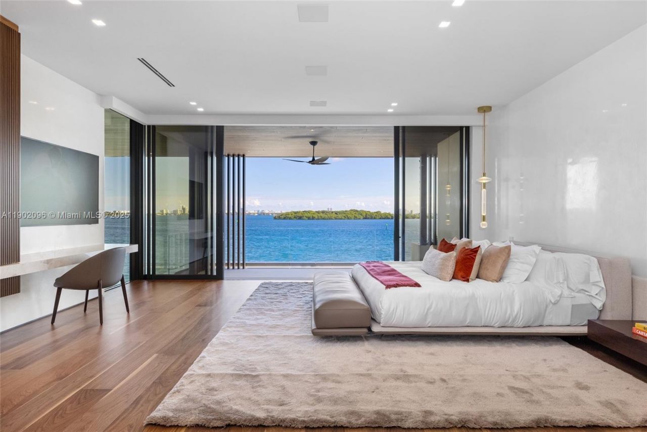 11404 N Bayshore Dr, North Miami, FL 33181 Photo