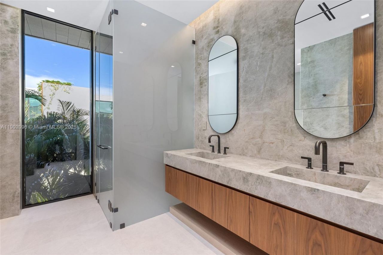 11404 N Bayshore Dr, North Miami, FL 33181 Photo