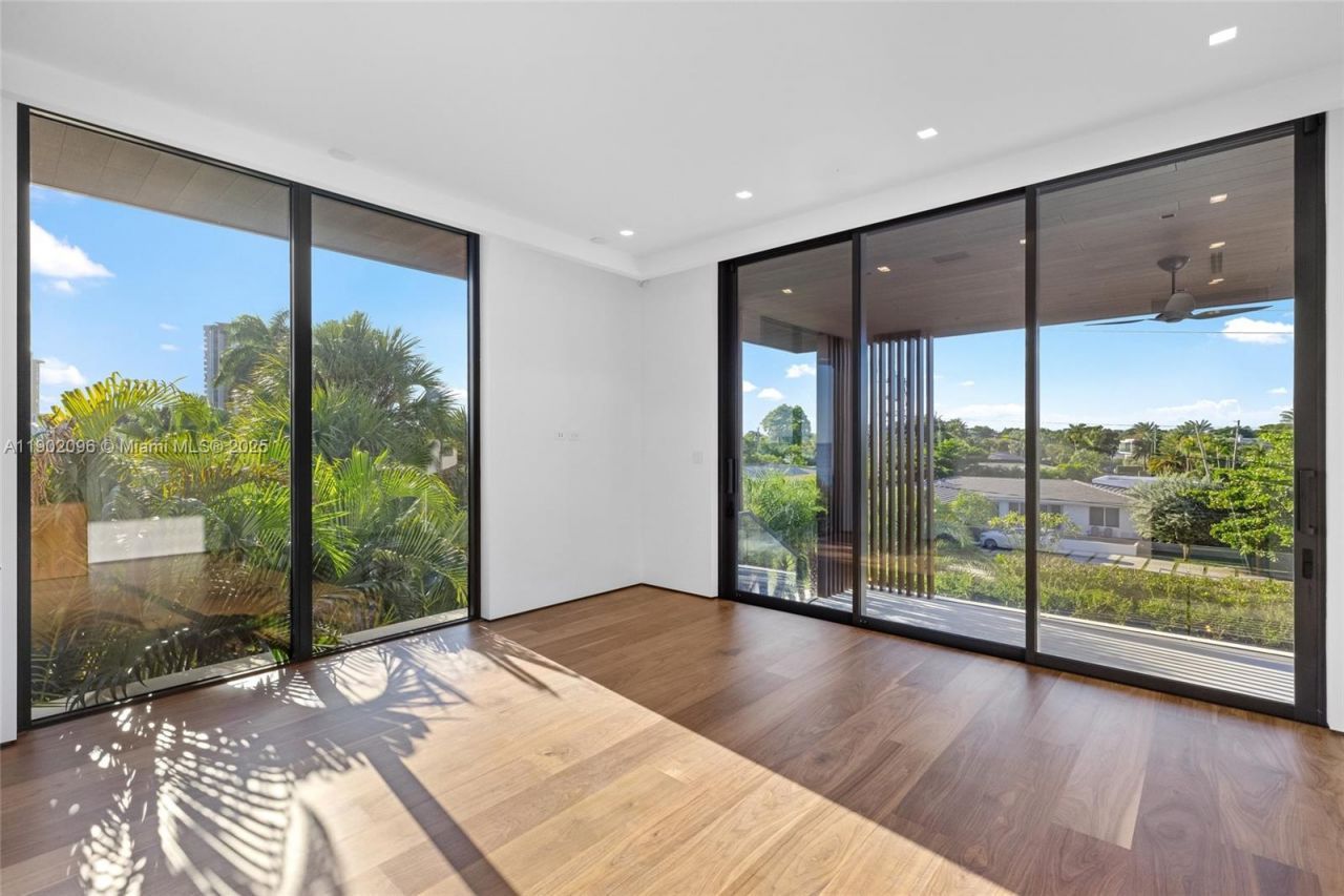 11404 N Bayshore Dr, North Miami, FL 33181 Photo