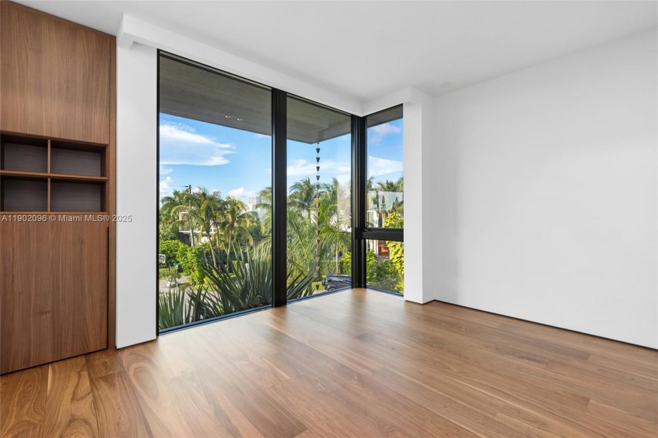 11404 N Bayshore Dr, North Miami, FL 33181 Photo