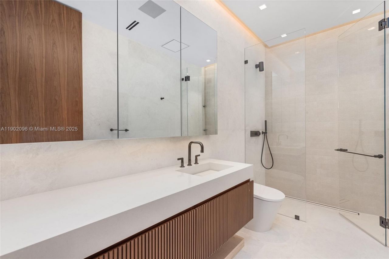 11404 N Bayshore Dr, North Miami, FL 33181 Photo