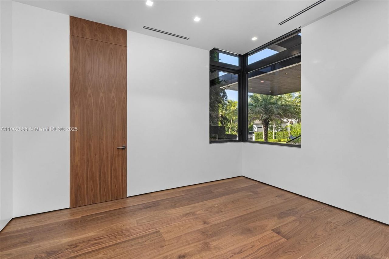 11404 N Bayshore Dr, North Miami, FL 33181 Photo