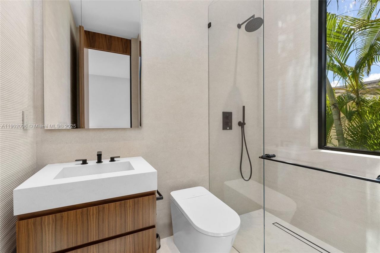 11404 N Bayshore Dr, North Miami, FL 33181 Photo