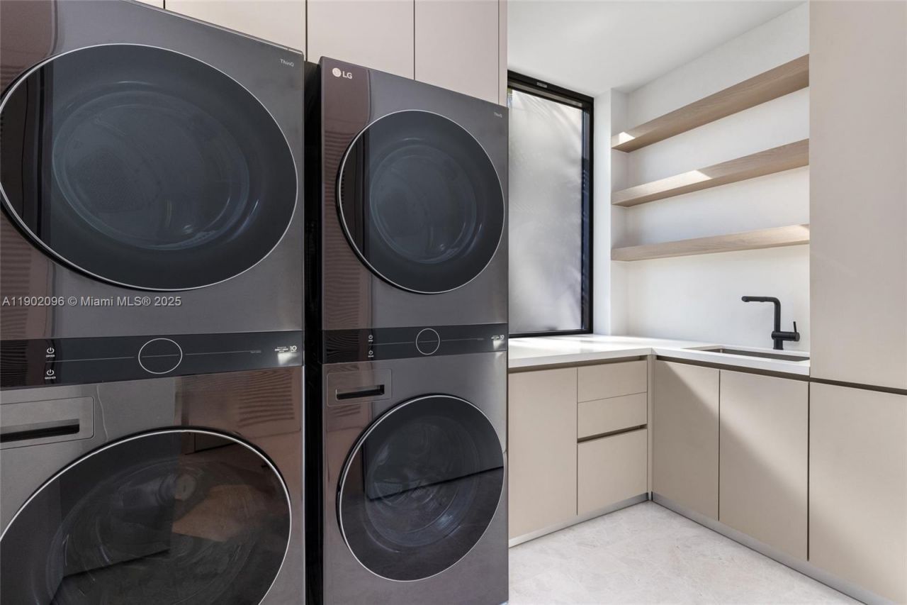 11404 N Bayshore Dr, North Miami, FL 33181 Photo