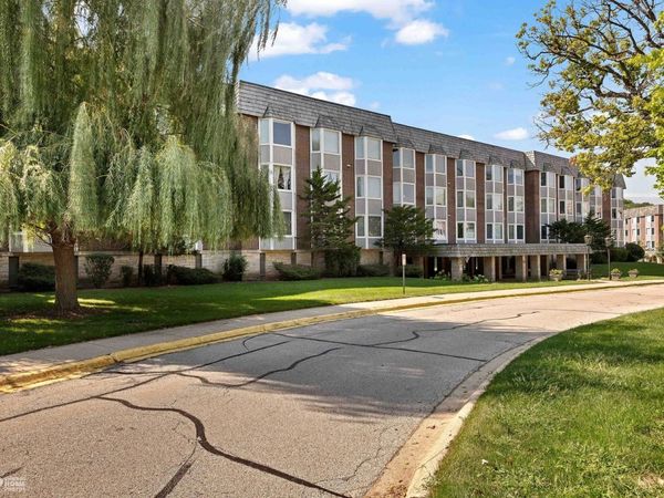 201 Thames Parkway, Unit 2F, Park Ridge, IL 60068