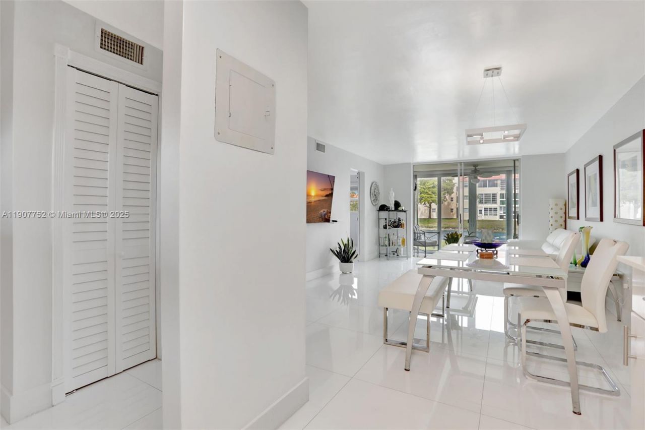 2931 E Sunrise Lakes Dr, Unit 109, Sunrise, FL 33322 Photo