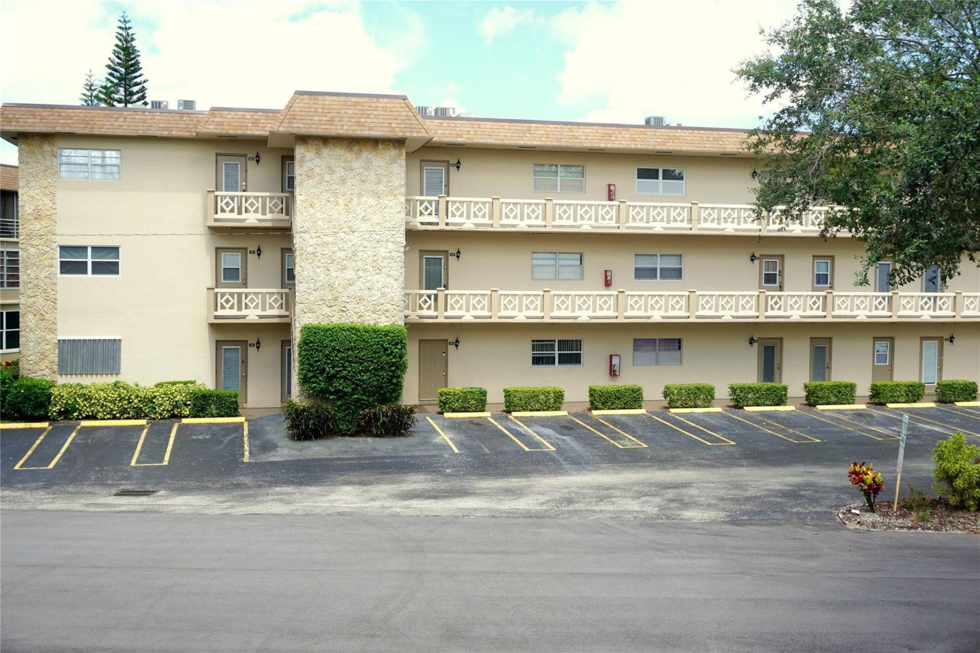 3400 NW 48th Avenue, Unit 502, Lauderdale Lakes, FL 33319 Photo