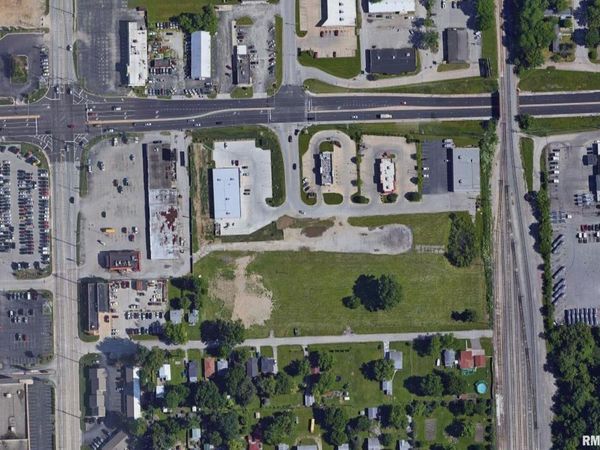 655 E PERSHING Road, Decatur, IL 62526