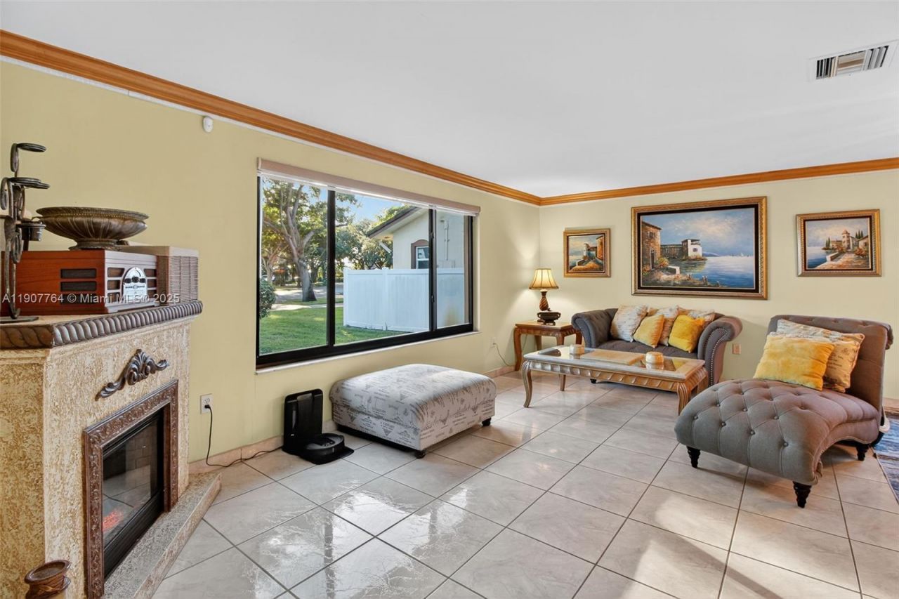 15010 Dunbarton Pl, Miami Lakes, FL 33016 Photo