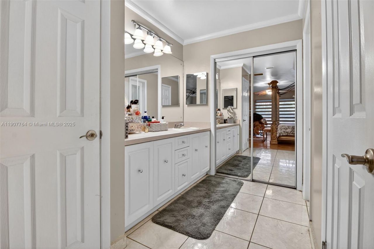 15010 Dunbarton Pl, Miami Lakes, FL 33016 Photo