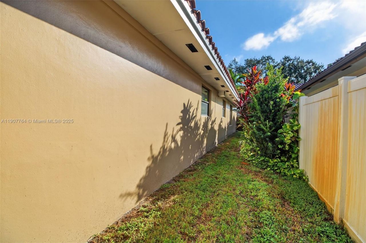 15010 Dunbarton Pl, Miami Lakes, FL 33016 Photo