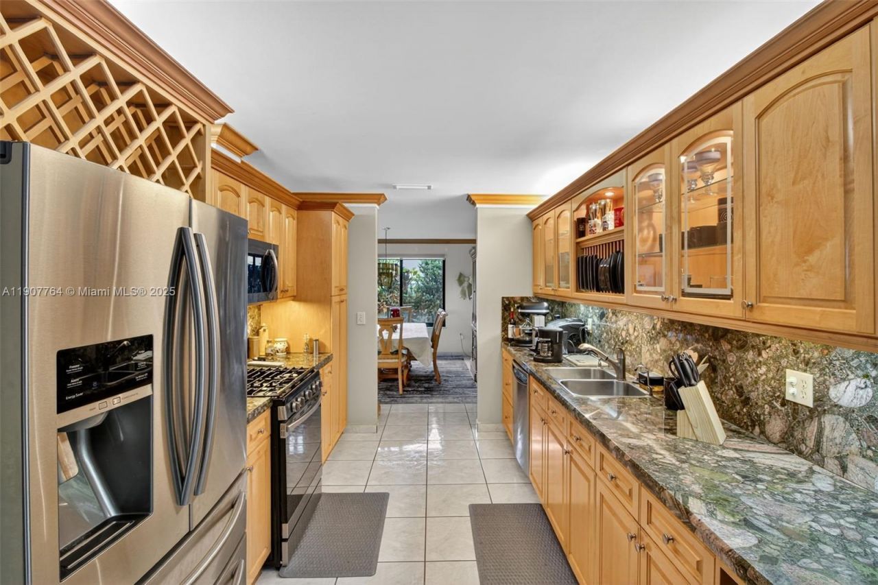 15010 Dunbarton Pl, Miami Lakes, FL 33016 Photo