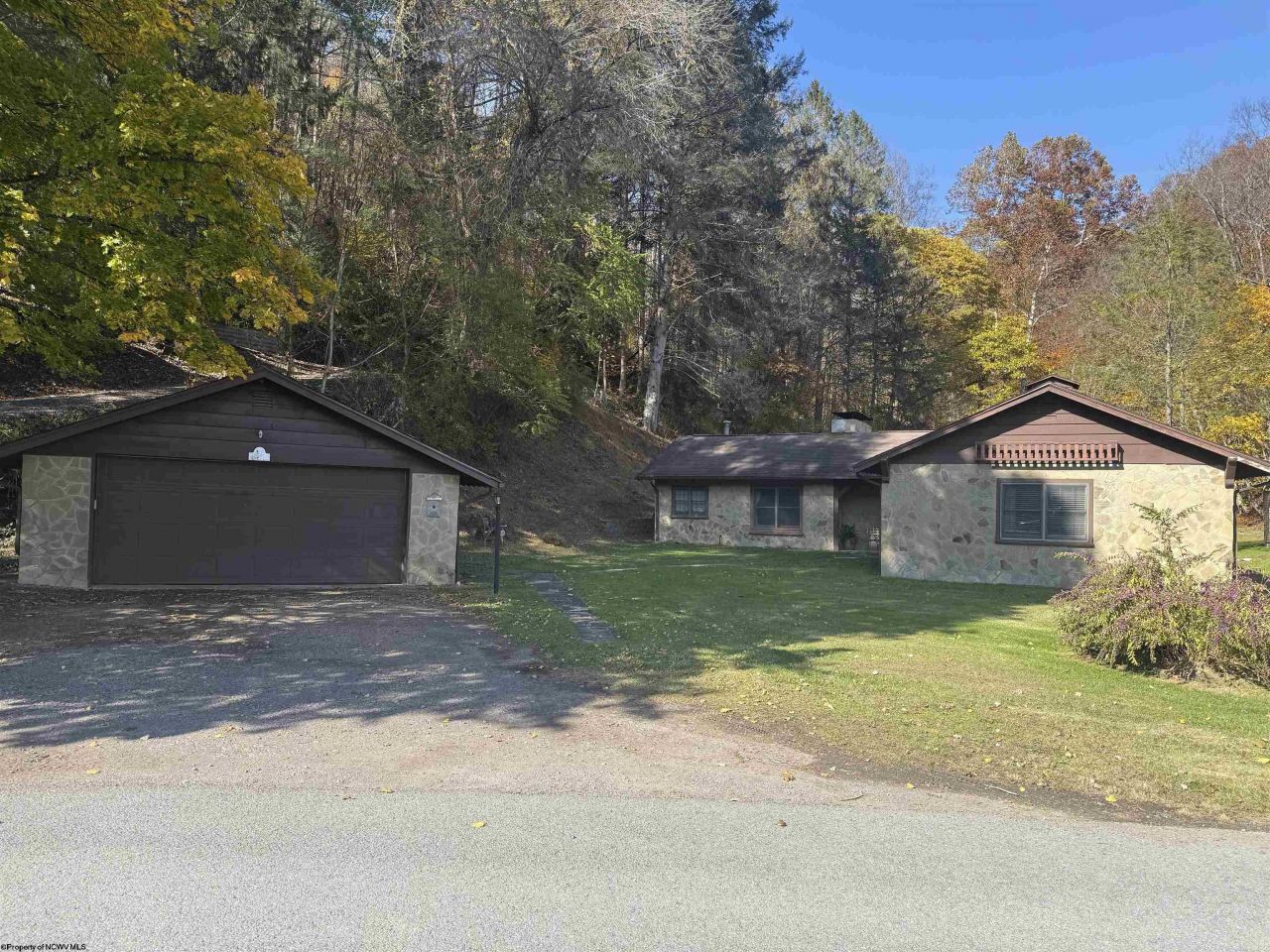292 Lake Floyd Circle, Bristol, WV 26426 Main Photo