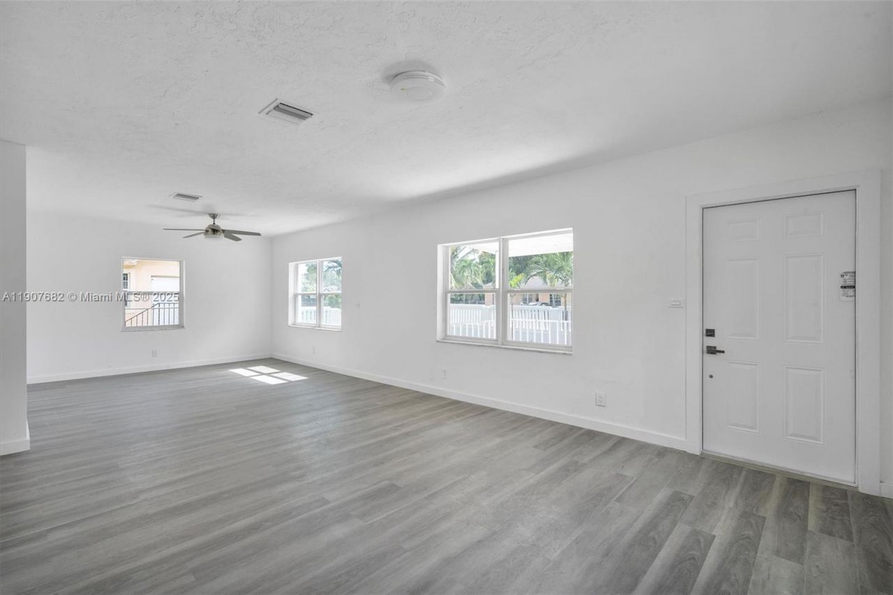 1169 NW 114th St, Miami, FL 33168 Photo