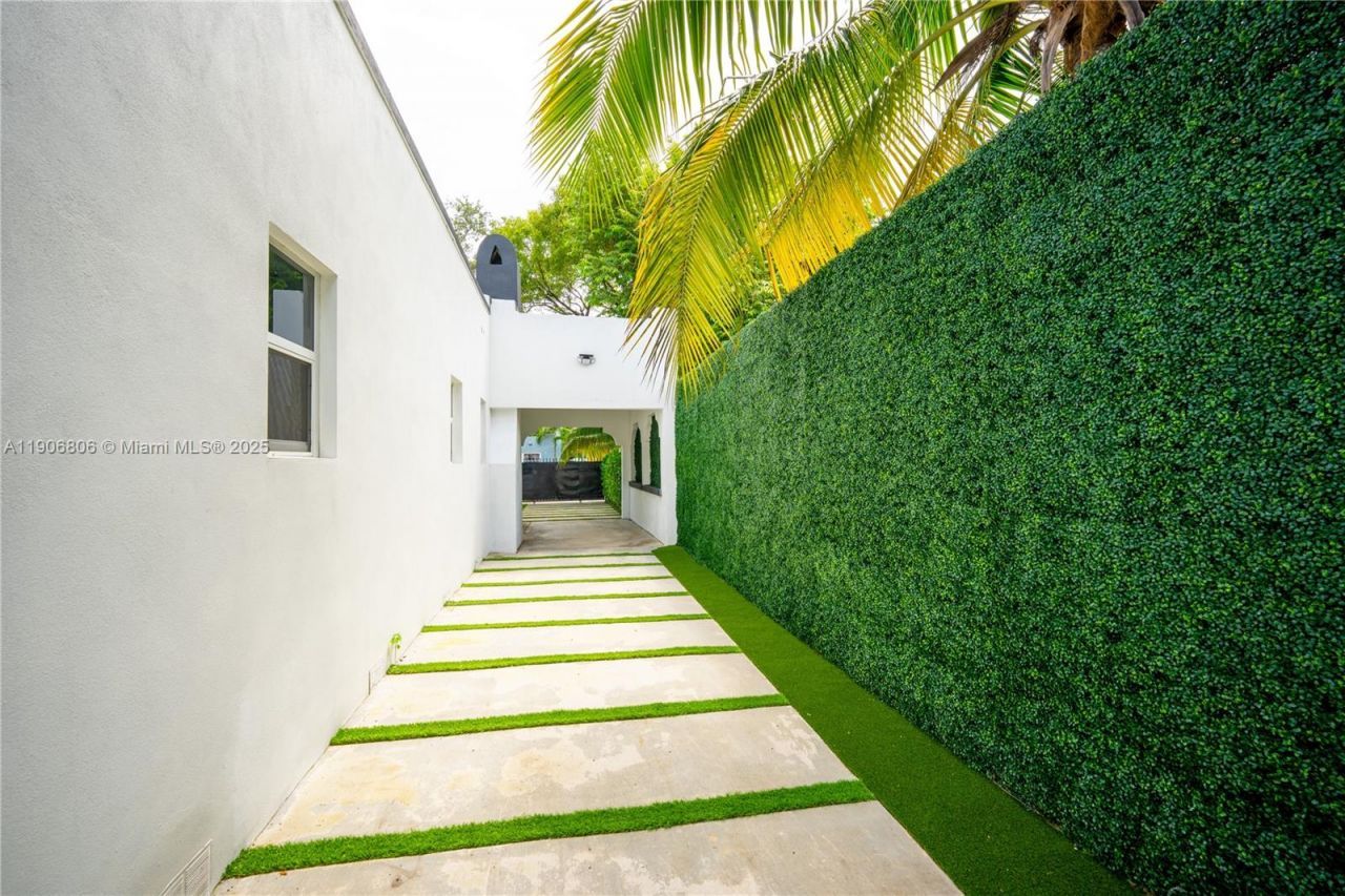 545 NW 47th St, Miami, FL 33127 Photo