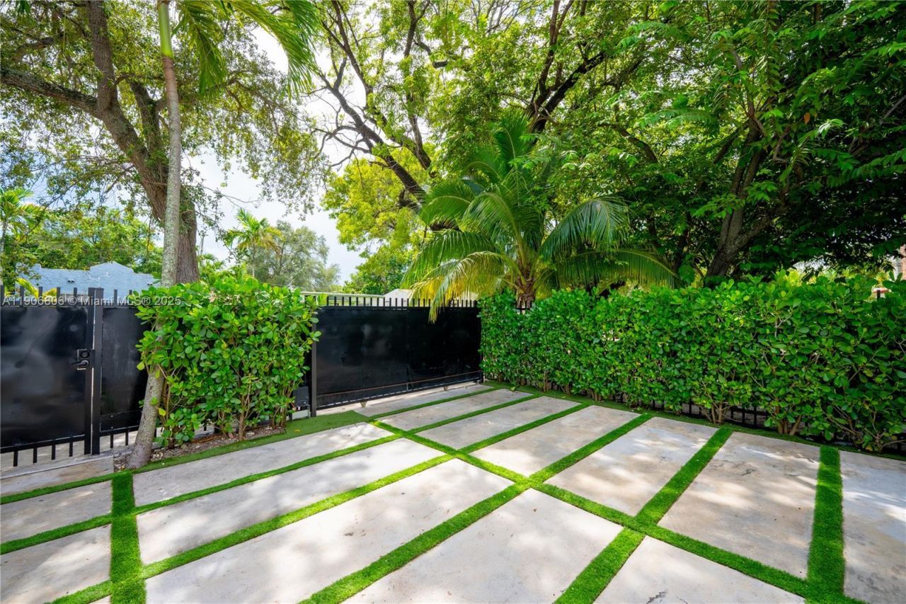 545 NW 47th St, Miami, FL 33127 Photo