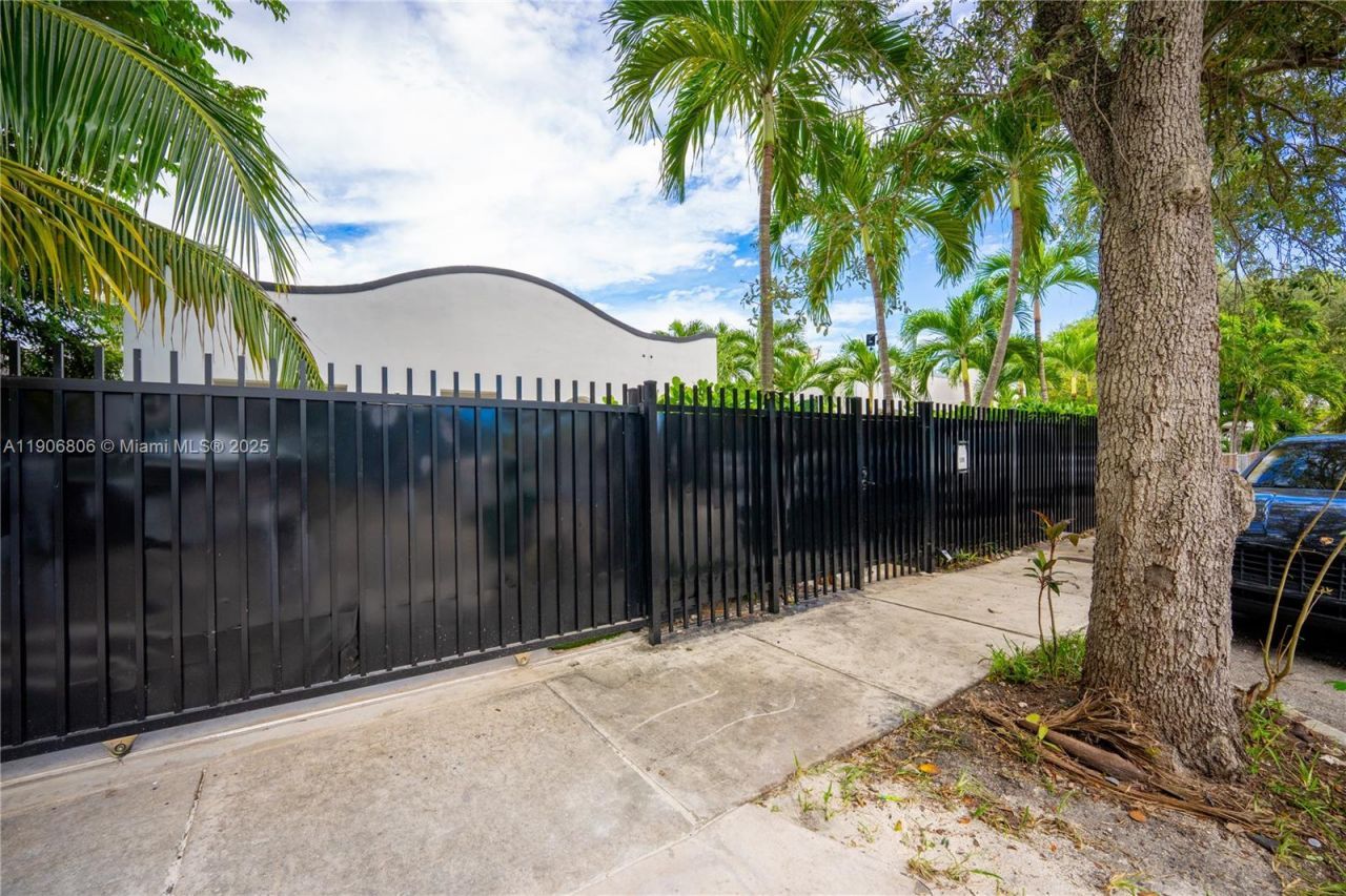 545 NW 47th St, Miami, FL 33127 Photo