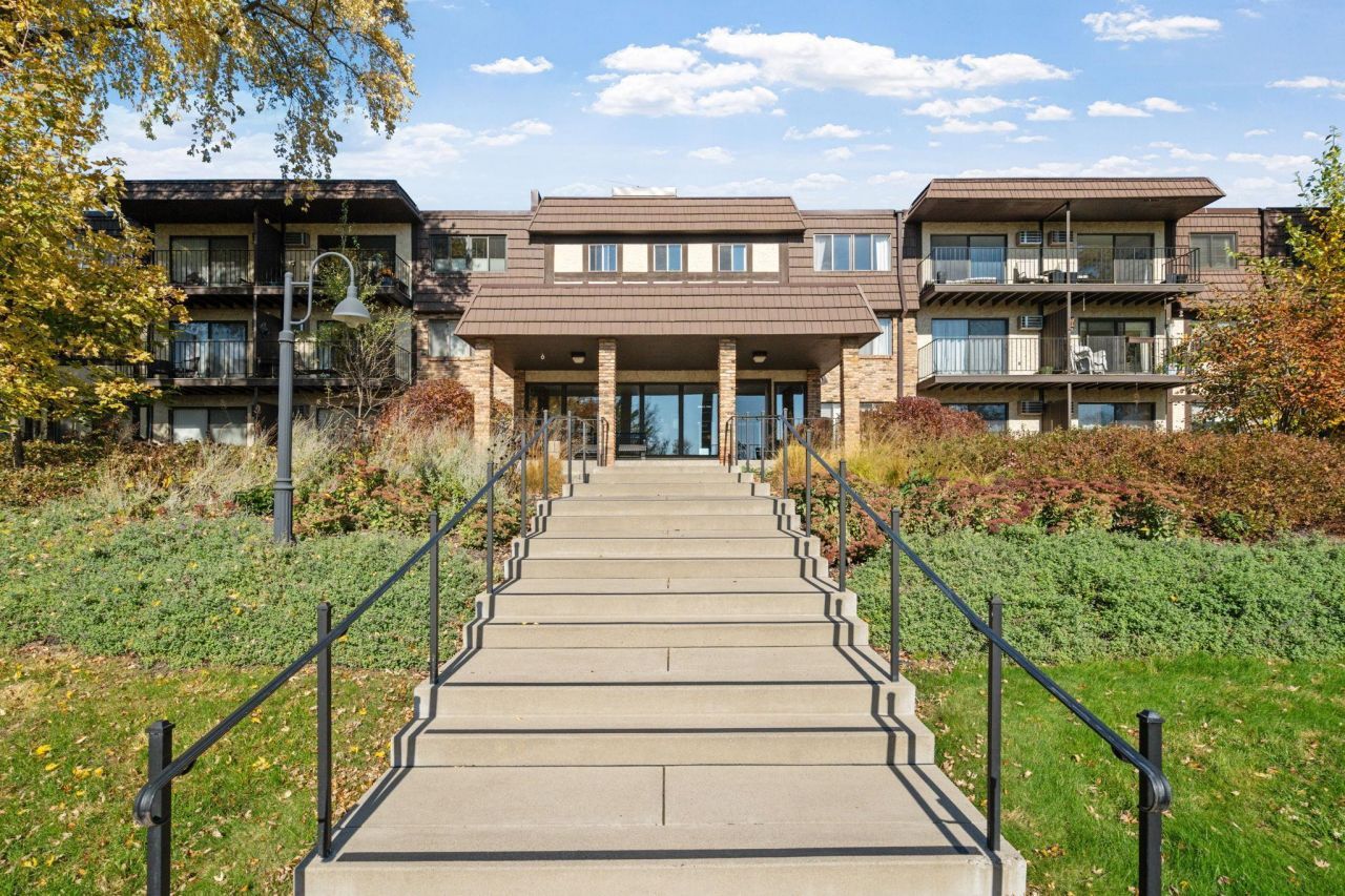 205 Barry Avenue S, Unit 114, Wayzata, MN 55391 Main Photo