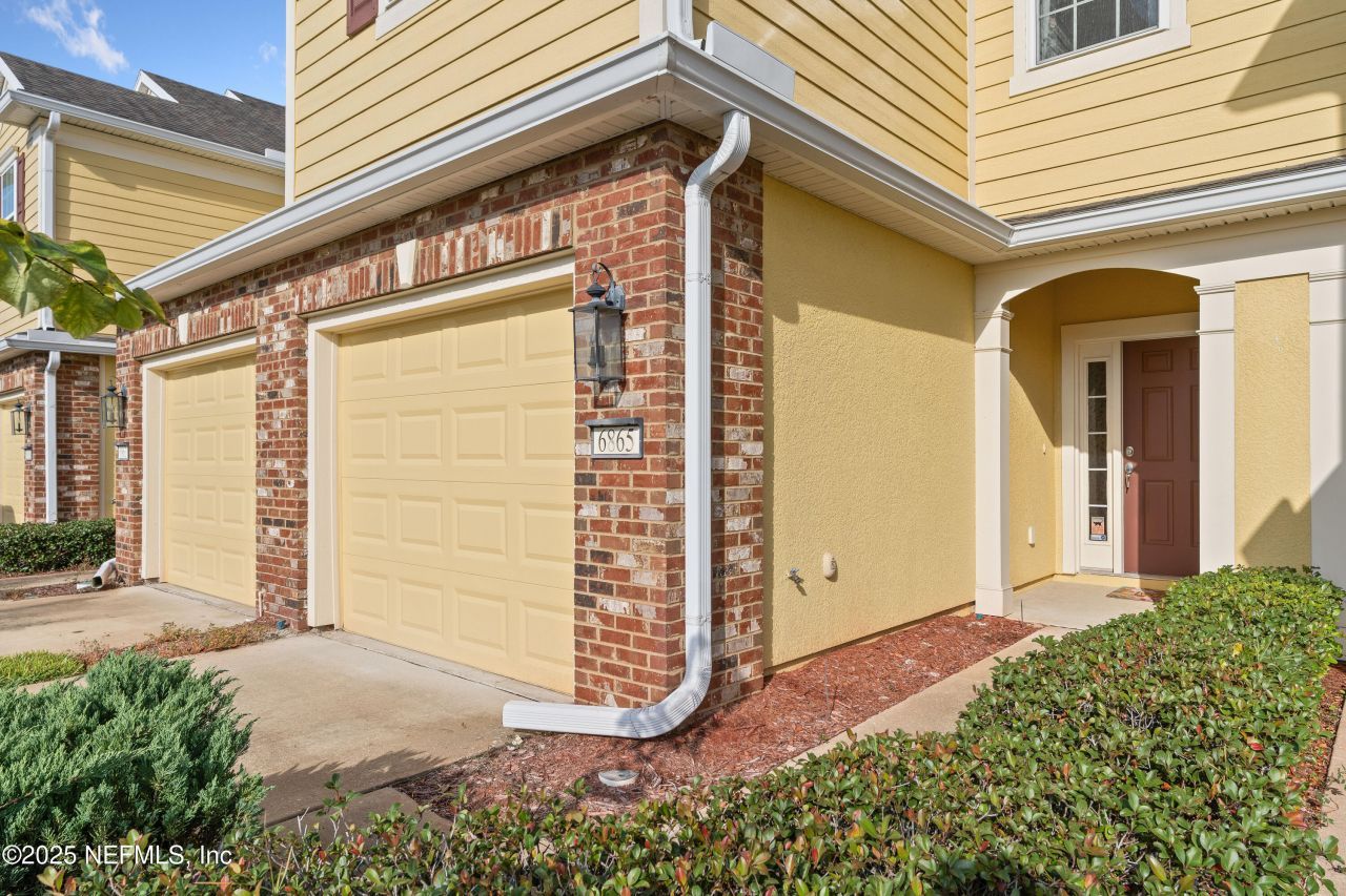 6865 ROUNDLEAF Drive Jacksonville, FL 32258