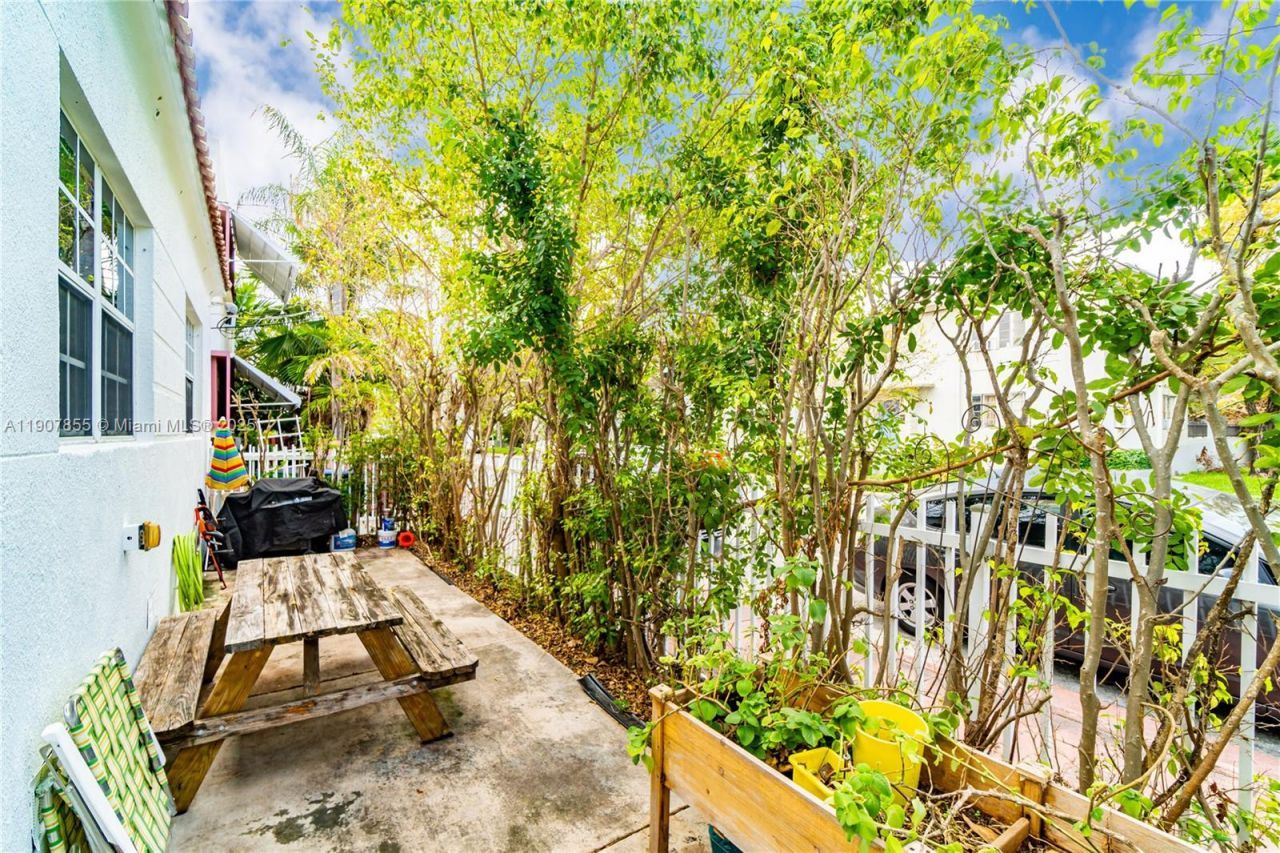 8335 E Crespi Blvd, Unit 4, Miami Beach, FL 33141 Photo