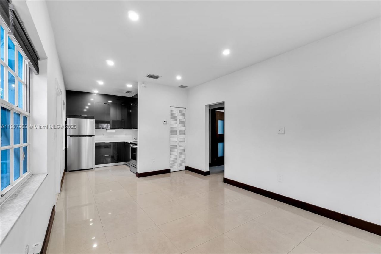 8335 E Crespi Blvd, Unit 4, Miami Beach, FL 33141 Photo