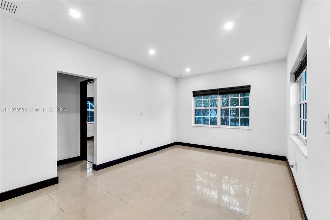 8335 E Crespi Blvd, Unit 4, Miami Beach, FL 33141 Photo
