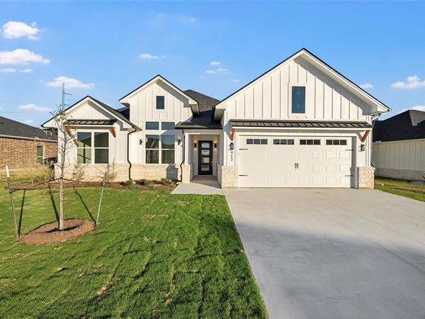 912 Gallant Fox Road, Hewitt, TX 76643