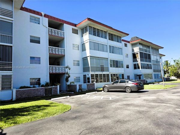 4140 NW 44th Ave, Unit 411, Lauderdale Lakes, FL 33319