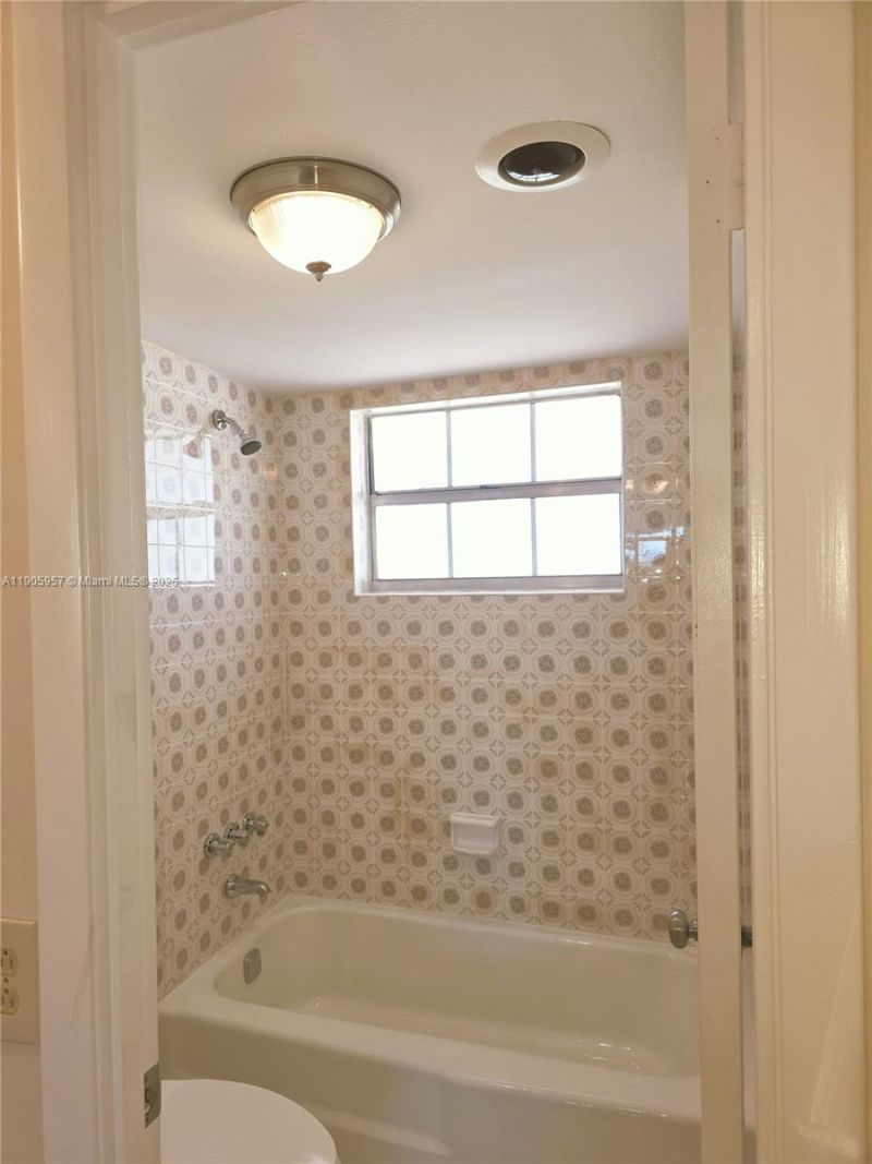 4140 NW 44th Ave, Unit 411, Lauderdale Lakes, FL 33319 Photo