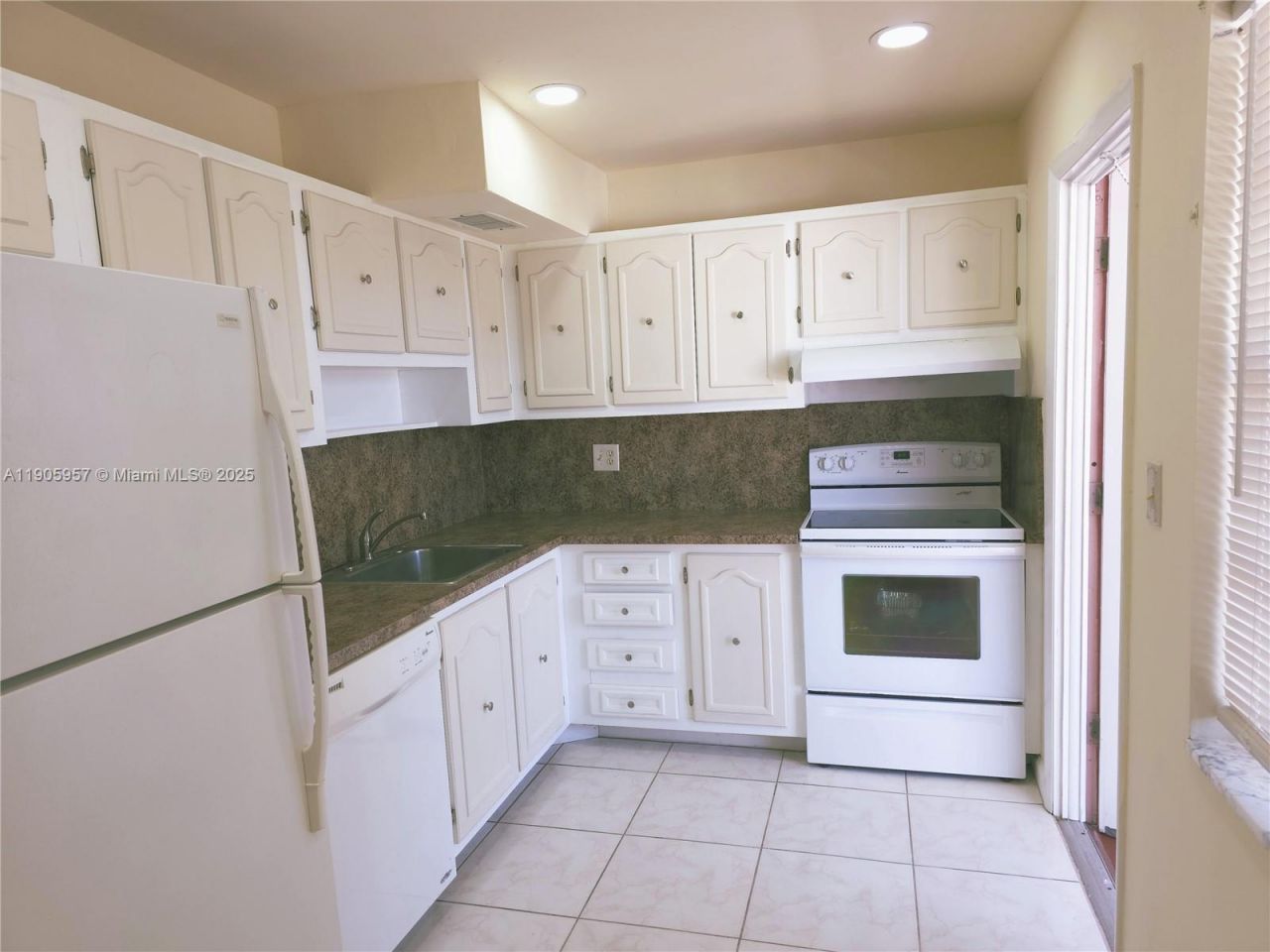 4140 NW 44th Ave, Unit 411, Lauderdale Lakes, FL 33319 Photo