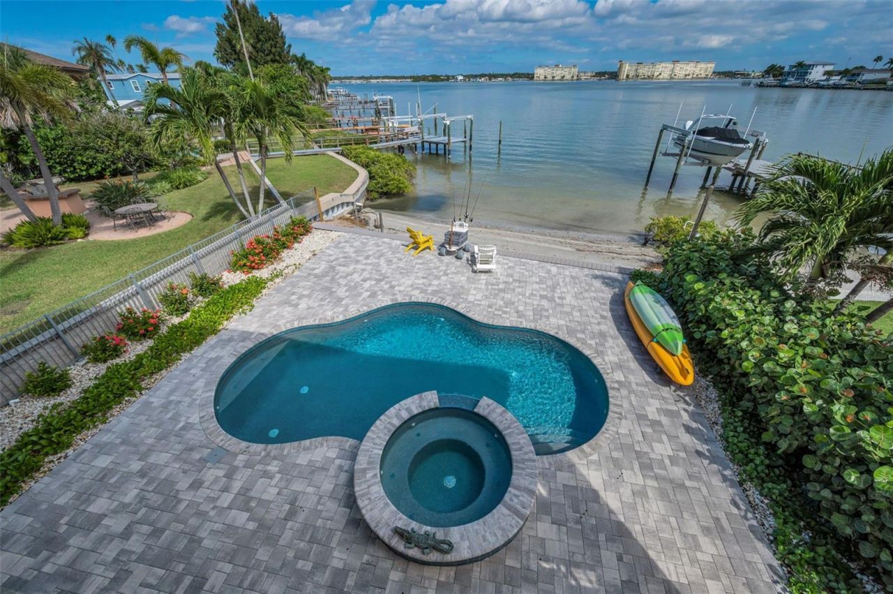 15459 2nd Street E, Madeira Beach, FL 33708 Photo