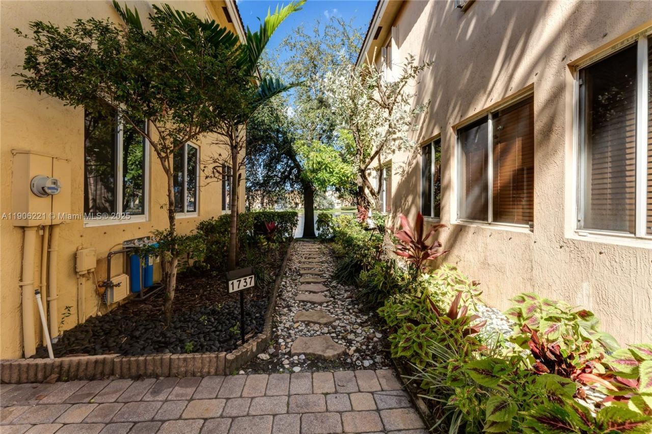 1737 Carvelle Dr, Riviera Beach, FL 33404 Photo