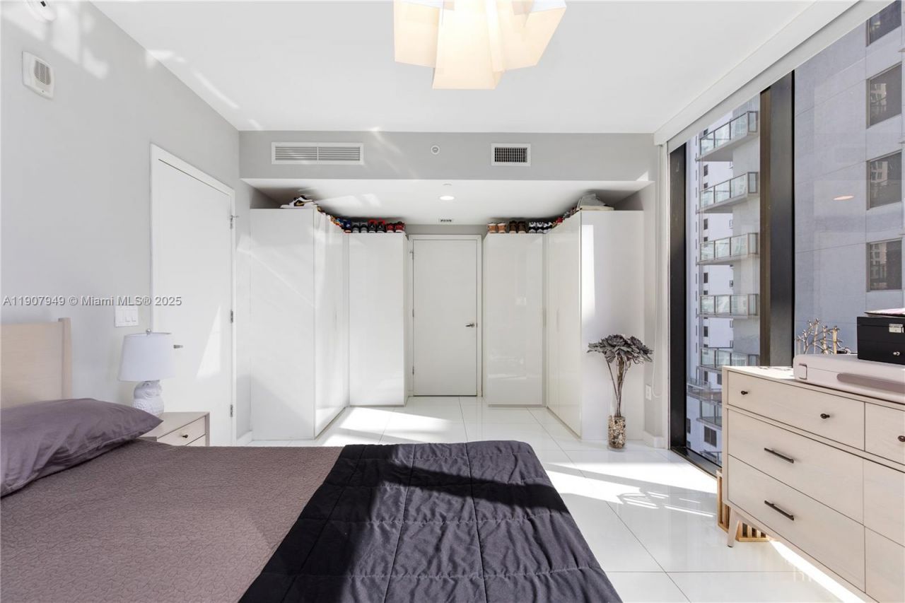 1010 Brickell Ave, Unit 1806, Miami, FL 33131 Photo