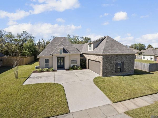7119 Lakecrest Dr, Zachary, LA 70791