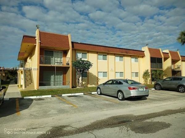 2952 NW 55th Ave, Unit 2D, Lauderhill, FL 33313