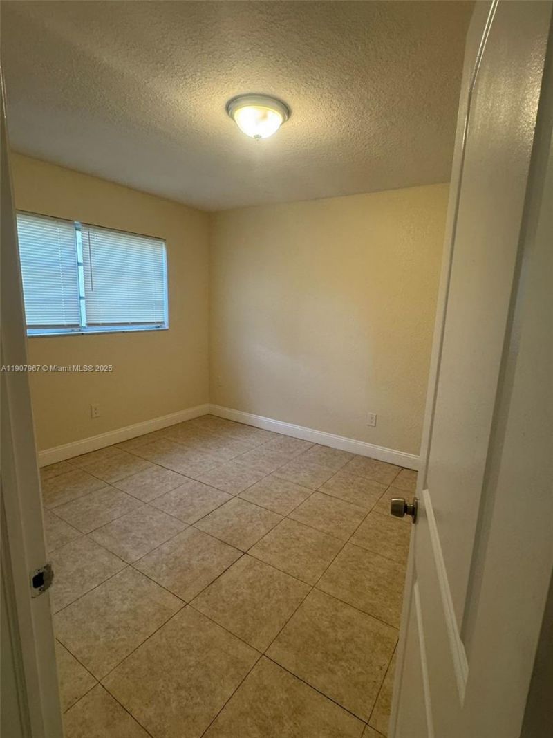 15205 NE 6th Ave, Unit D105, Miami, FL 33162 Photo