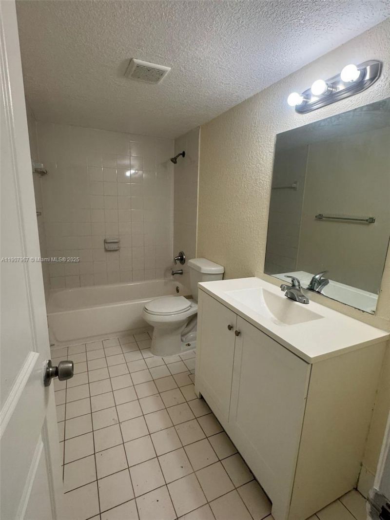 15205 NE 6th Ave, Unit D105, Miami, FL 33162 Photo