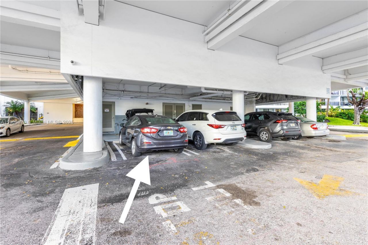 3701 N Country Club Dr, Unit 1009, Aventura, FL 33180 Photo