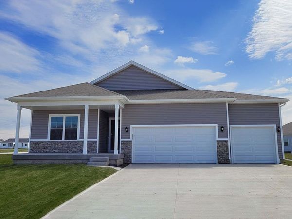 6724 NW 106th Street, Johnston, IA 50131
