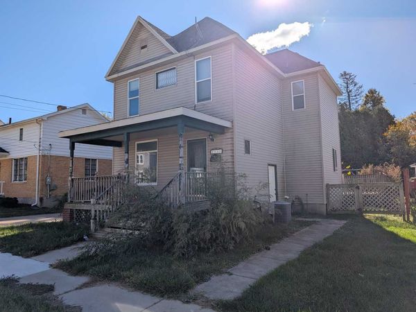 717 W Pleasant St, Freeport, IL 61032