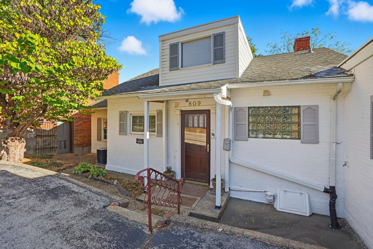 809 W 2nd St, Muscatine, IA 52761 Main Photo