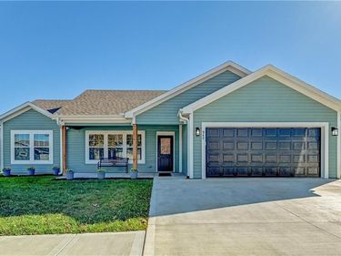 947 N White Oaks Lane, Oak Grove, MO 64075