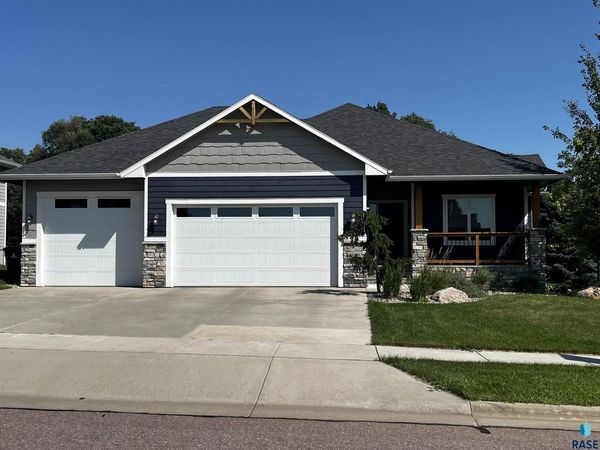 8808 E Silverbell St, Sioux Falls, SD 57110