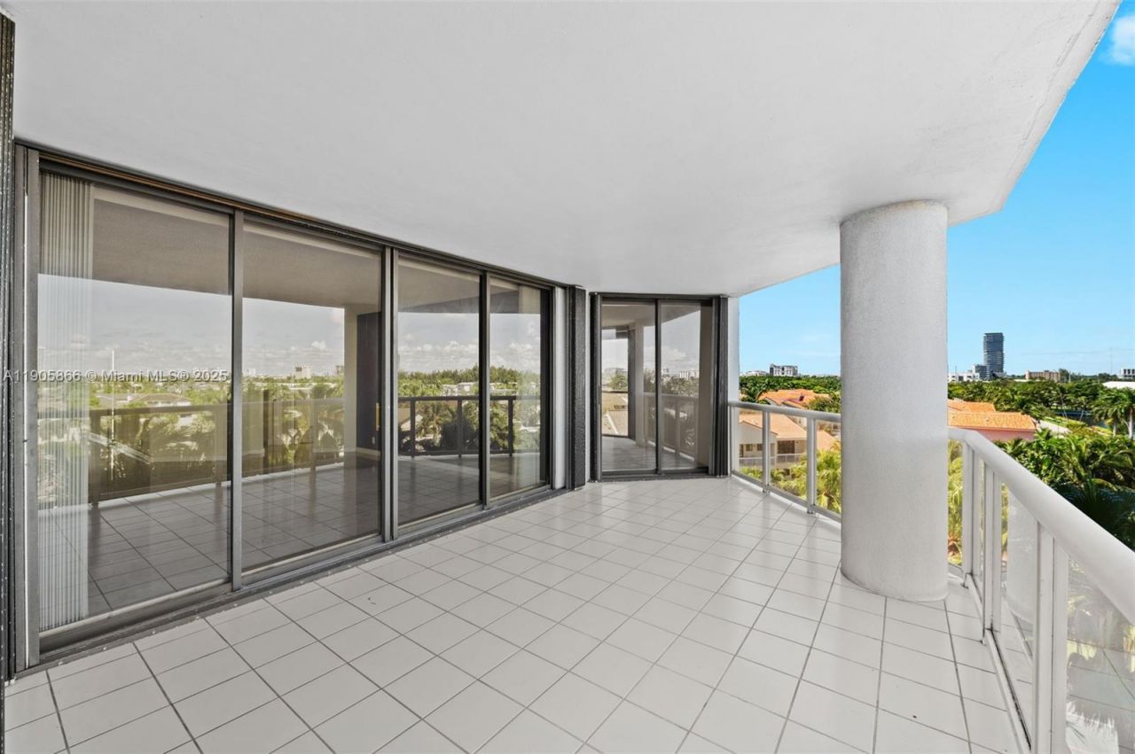 3598 Yacht Club Dr, Unit 602, Aventura, FL 33180 Photo