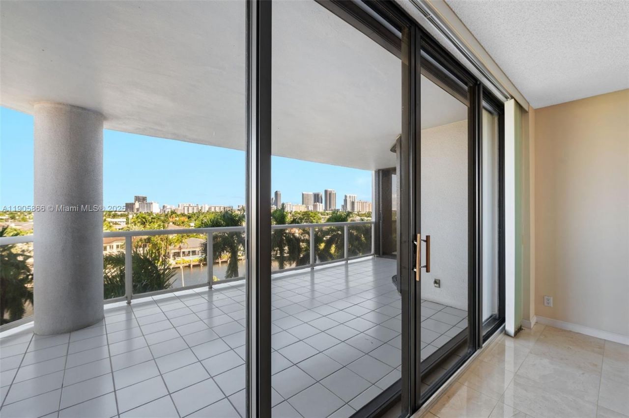 3598 Yacht Club Dr, Unit 602, Aventura, FL 33180 Photo