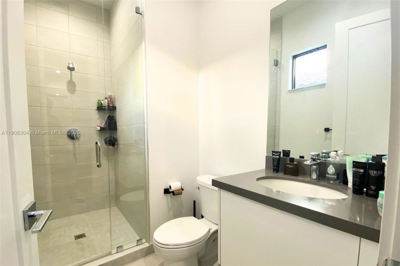 8002 NW 43rd St, Doral, FL 33166 Photo