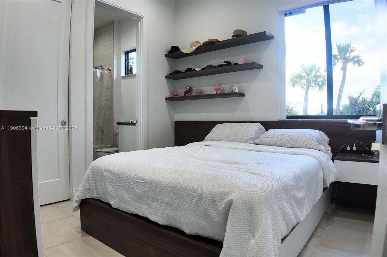 8002 NW 43rd St, Doral, FL 33166 Photo